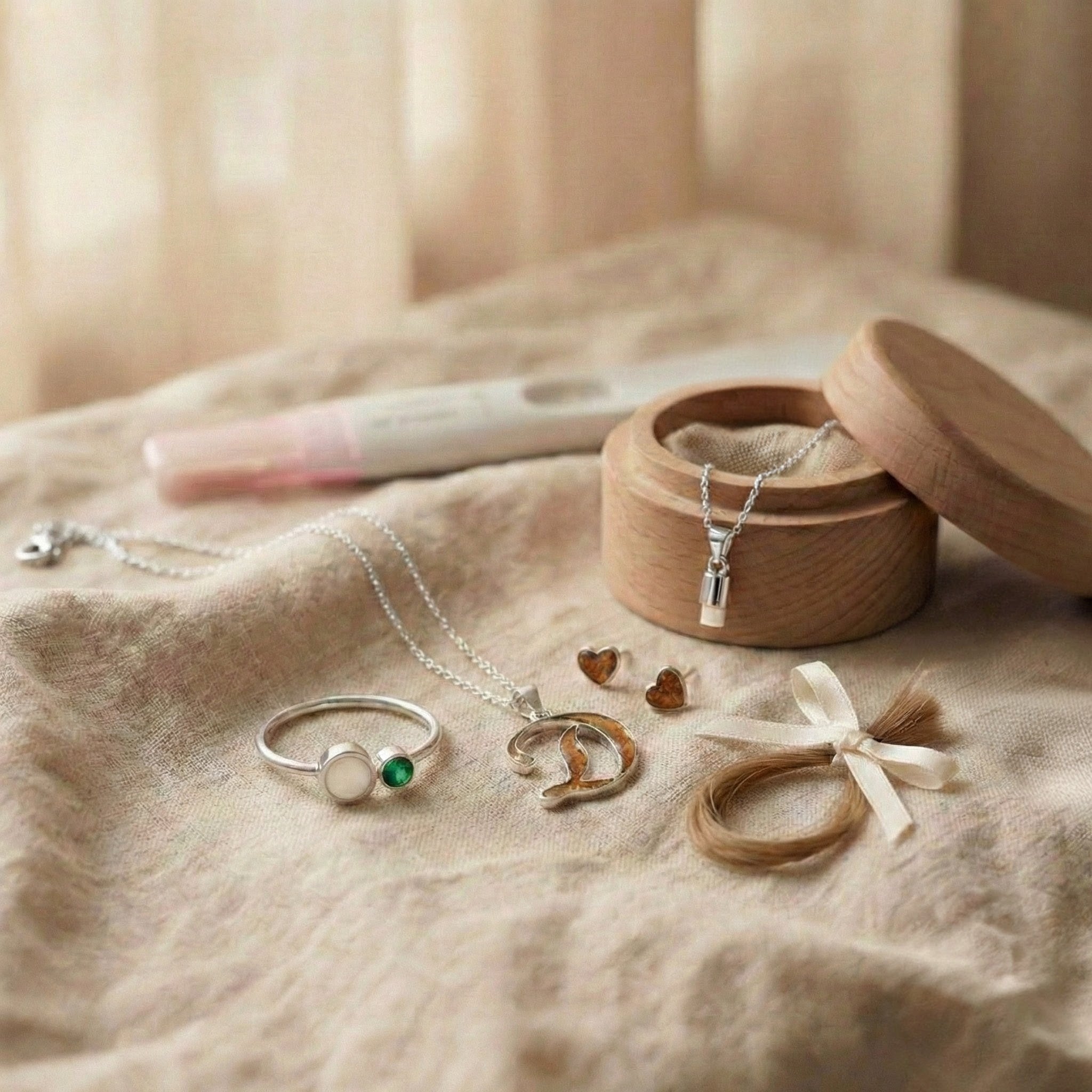 Joyas realizas con recuerdos de maternidad y lactancia, anillo de leche materna y piedra de nacimiento, colgante y pendientes con cordón umbilical, colgante con diente de leche, mechón de pelo de bebé y test de embarazo