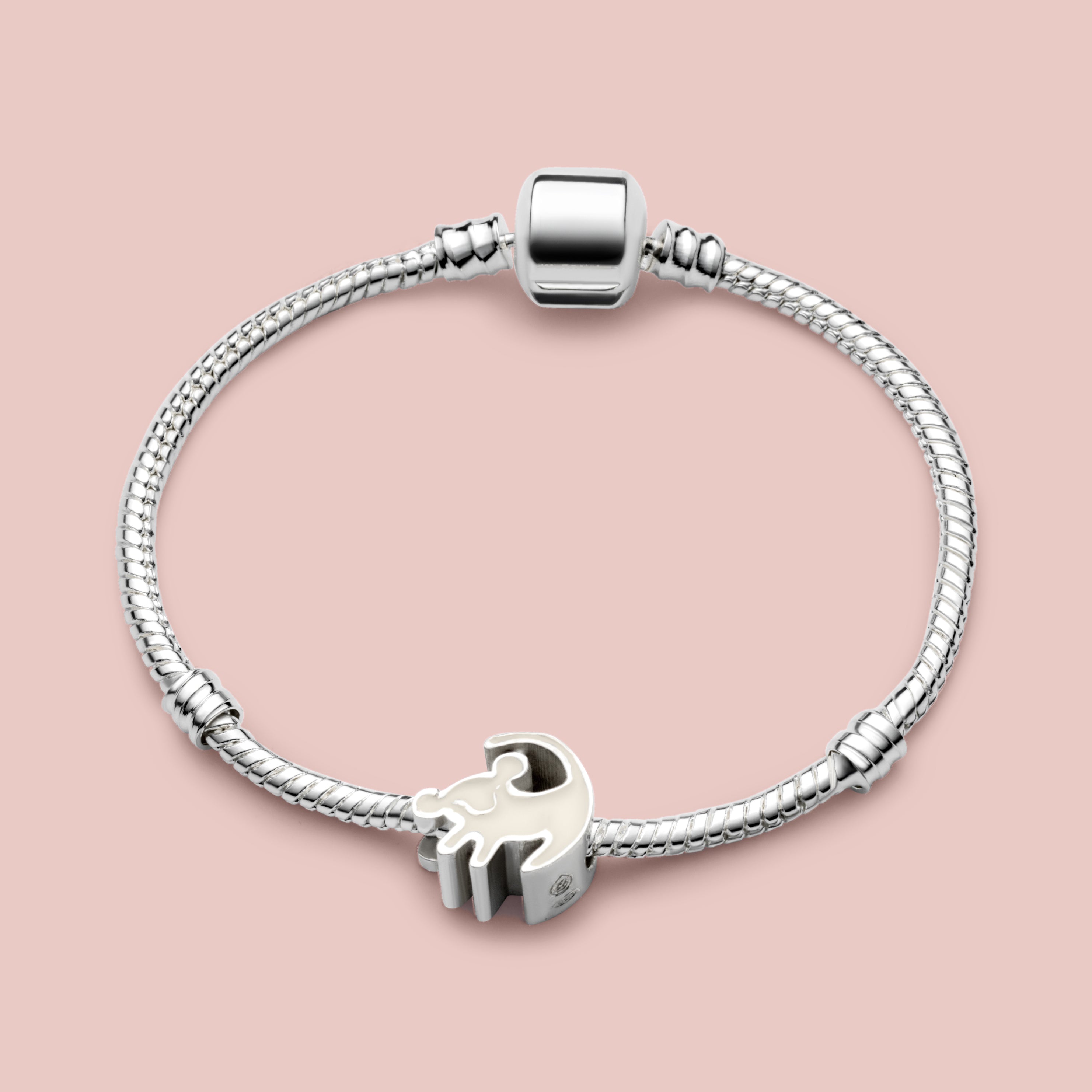 Cuenta para pulsera simba puesta en pulsera en plata de ley