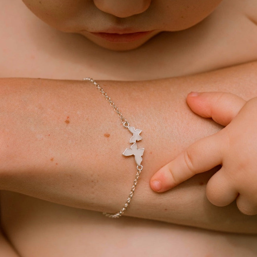 Pulsera mariposas de leche materna puesto en la muñeca, joya maternal personalizada