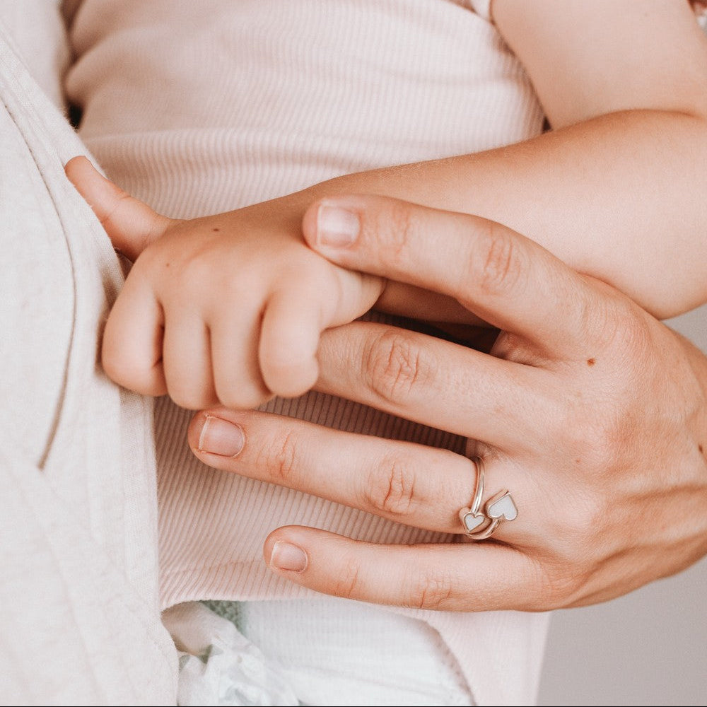 Anillo doble corazón de leche materna