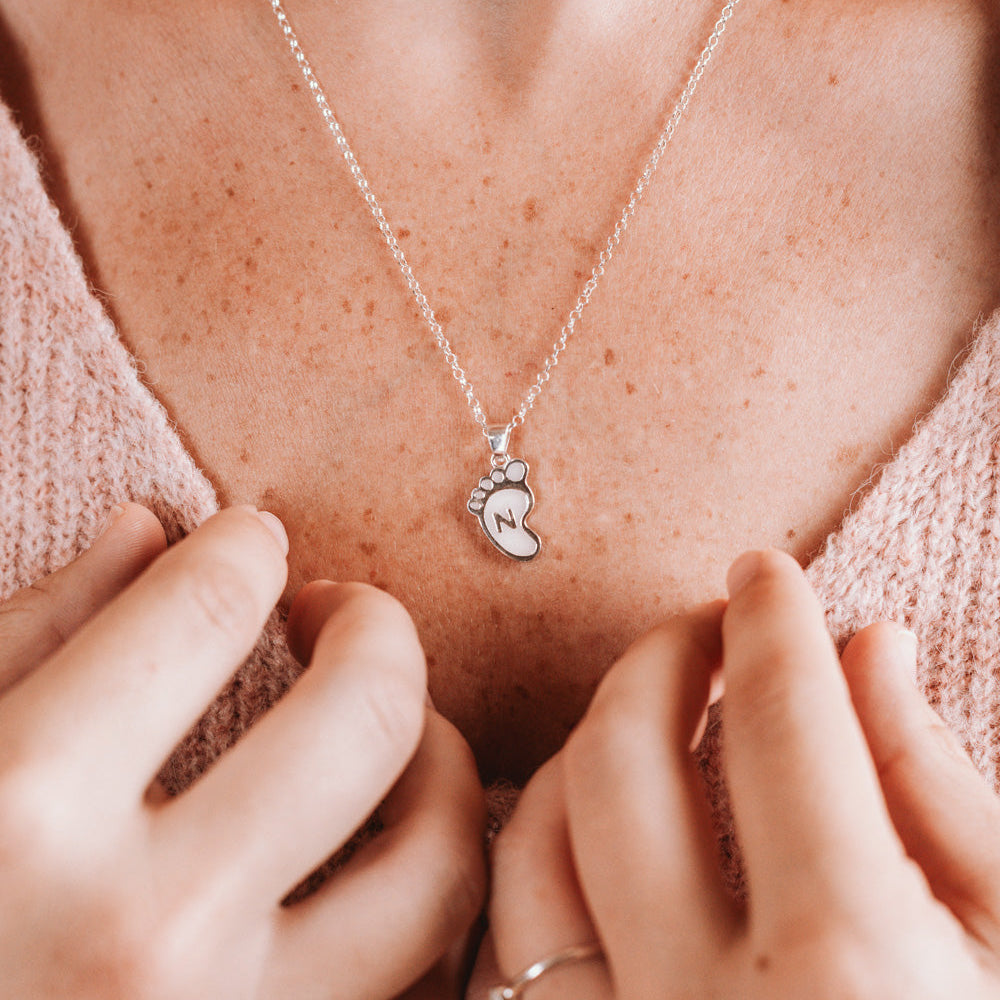 Colgante pie con inicial personalizada