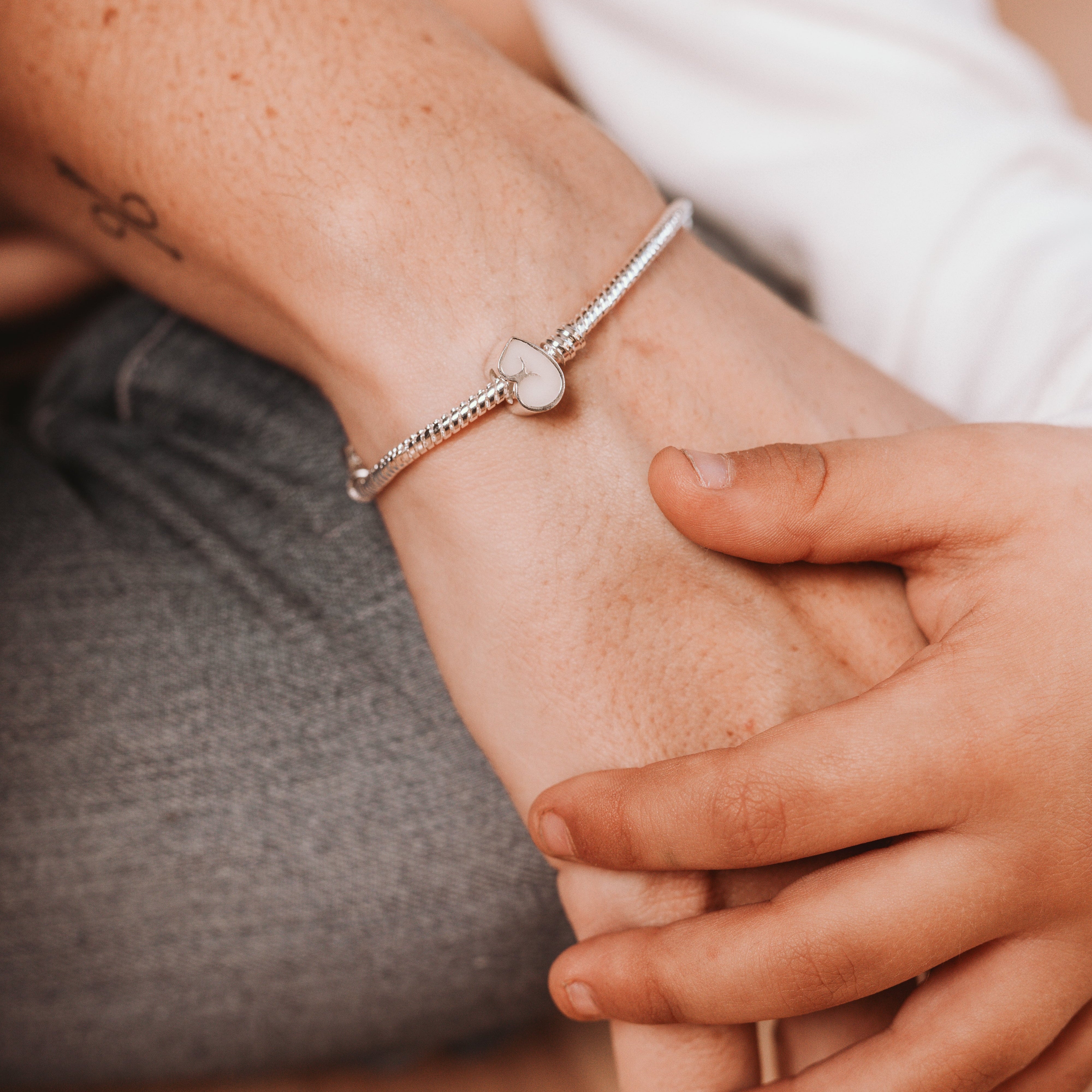 Cuenta/ Charm pulsera silueta maternal de leche materna