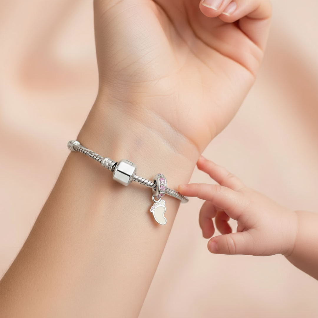 charm pulsera pie con piedras de nacimiento de leche materna puesto en la muñeca, joya maternal personalizada