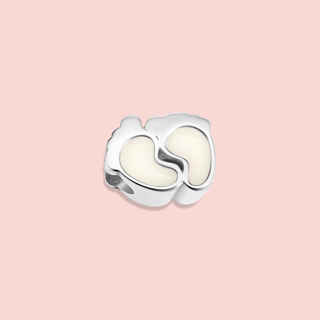 charm con forma de piececitos de leche materna en plata de ley, joya maternal personalizada hecha a mano