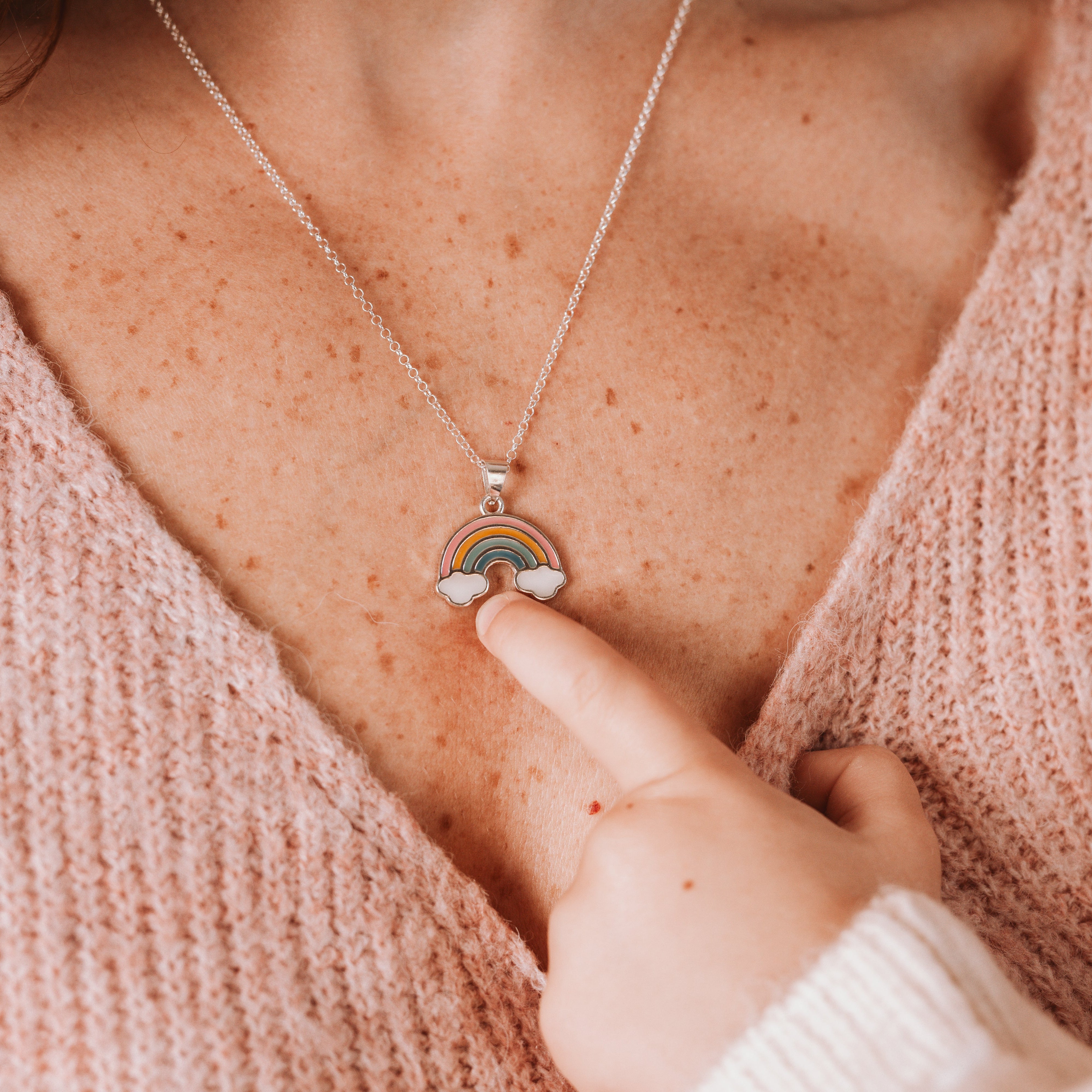 Colgante con forma de arcoiris de leche materna puesto en el cuello, joya maternal personalizada