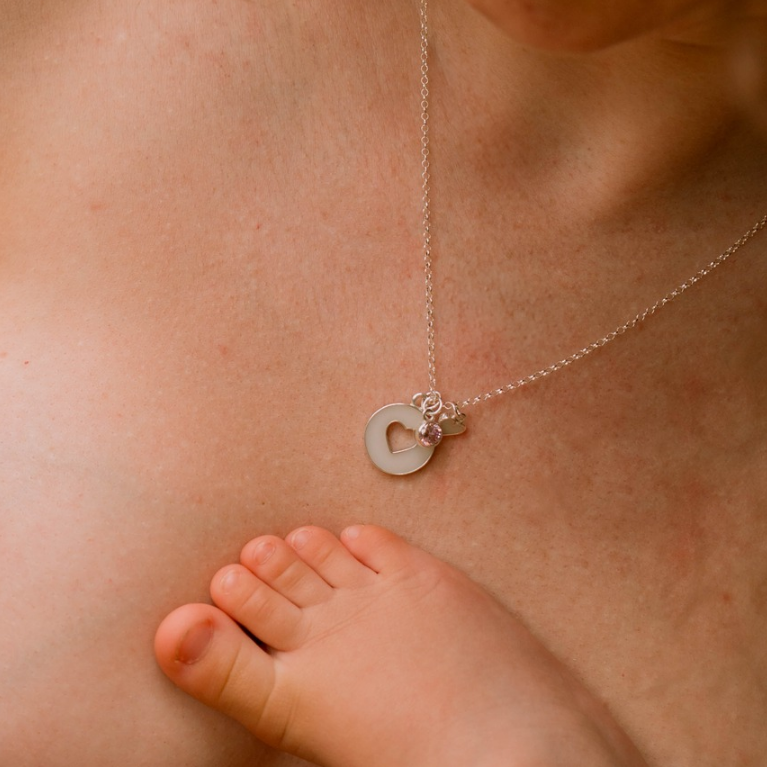 Colgante con forma de círculo con corazón pequeño de leche materna puesto en el cuello, joya maternal personalizada