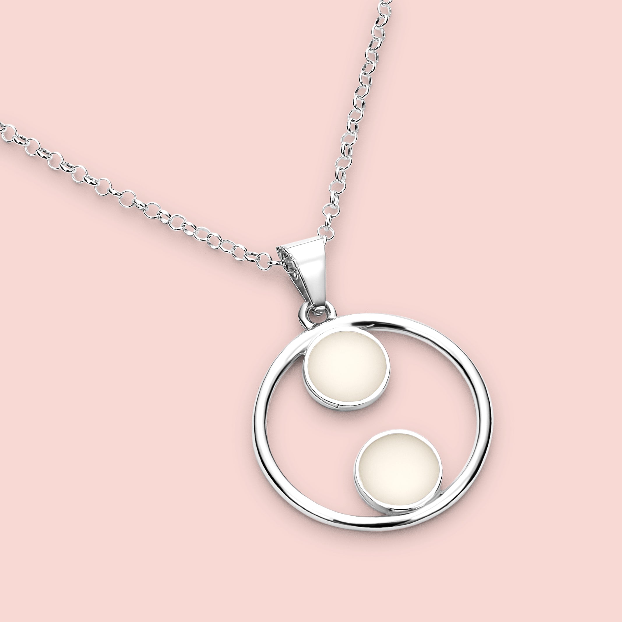 Colgante con forma de círculo con dos círculos más pequeños en su interior de leche materna en plata de ley, joya maternal personalizada hecha a mano