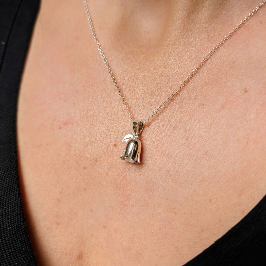 colgante con forma de flor de campanilla con diente de leche puesto en el cuello, joya maternal personalizada