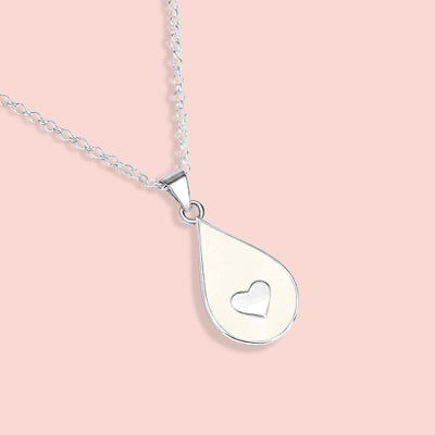 Colgante con forma de gota de leche materna con un corazón dentro en plata de ley, joya maternal personalizada hecha a mano