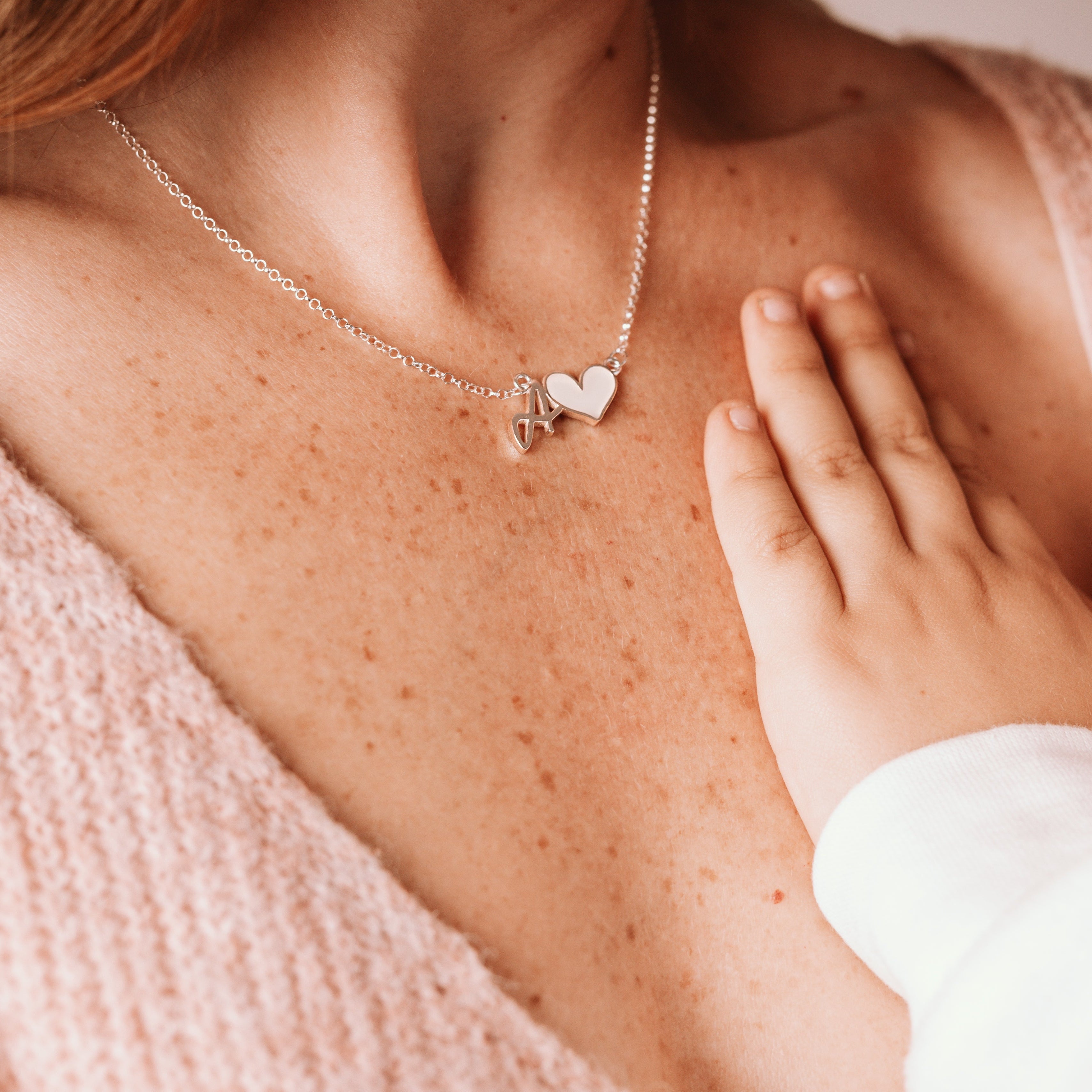 Colgante con inicial inglesa y corazón de leche materna puesto en el cuello, joya maternal personalizada