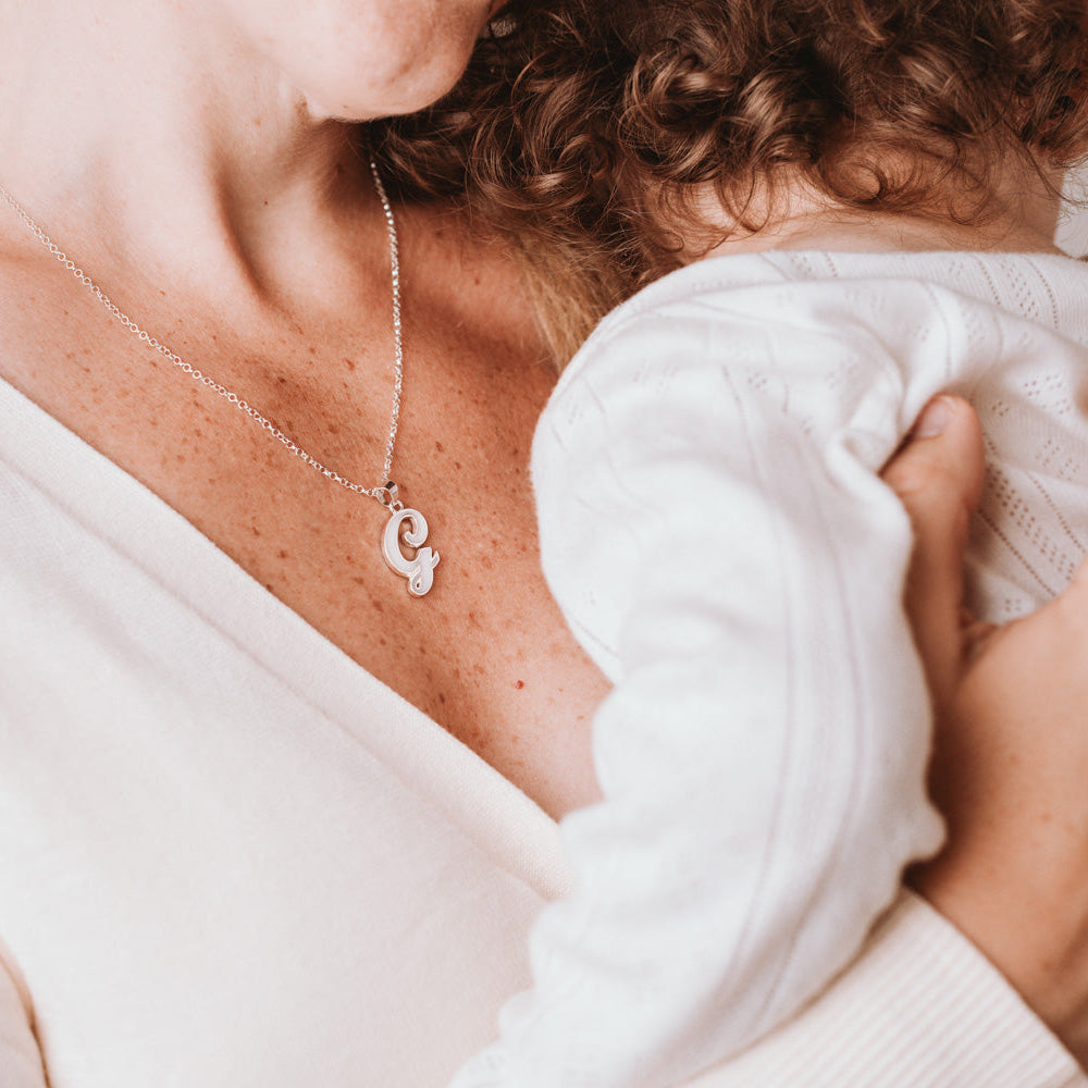 Colgante con forma de inicial de leche materna puesto en el cuello, joya maternal personalizada