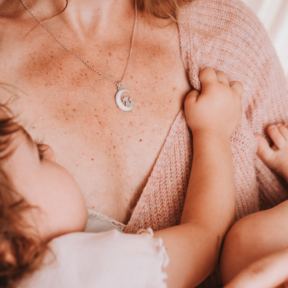 Colgante con forma de luna con silueta de niña y niño sentados en ella de leche materna puesto en el cuello, joya maternal personalizada