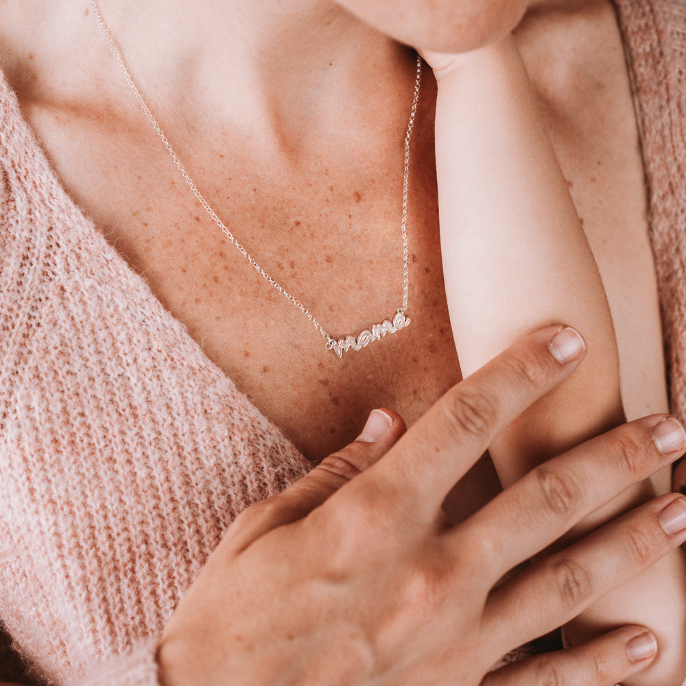 Colgante con palabra mama de leche materna puesto en el cuello, joya maternal personalizada