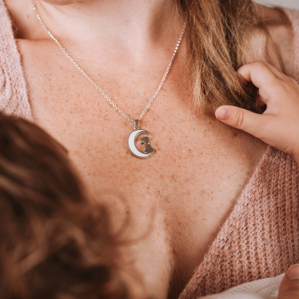 Colgante con forma de luna de leche materna con niña sentada dentro de ella, puesto en el cuello, joya maternal personalizada