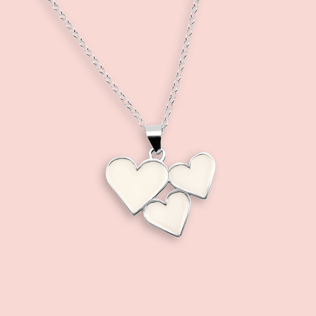 Colgante con forma de tres corazones unidos de leche materna en plata de ley, joya maternal personalizada hecha a mano