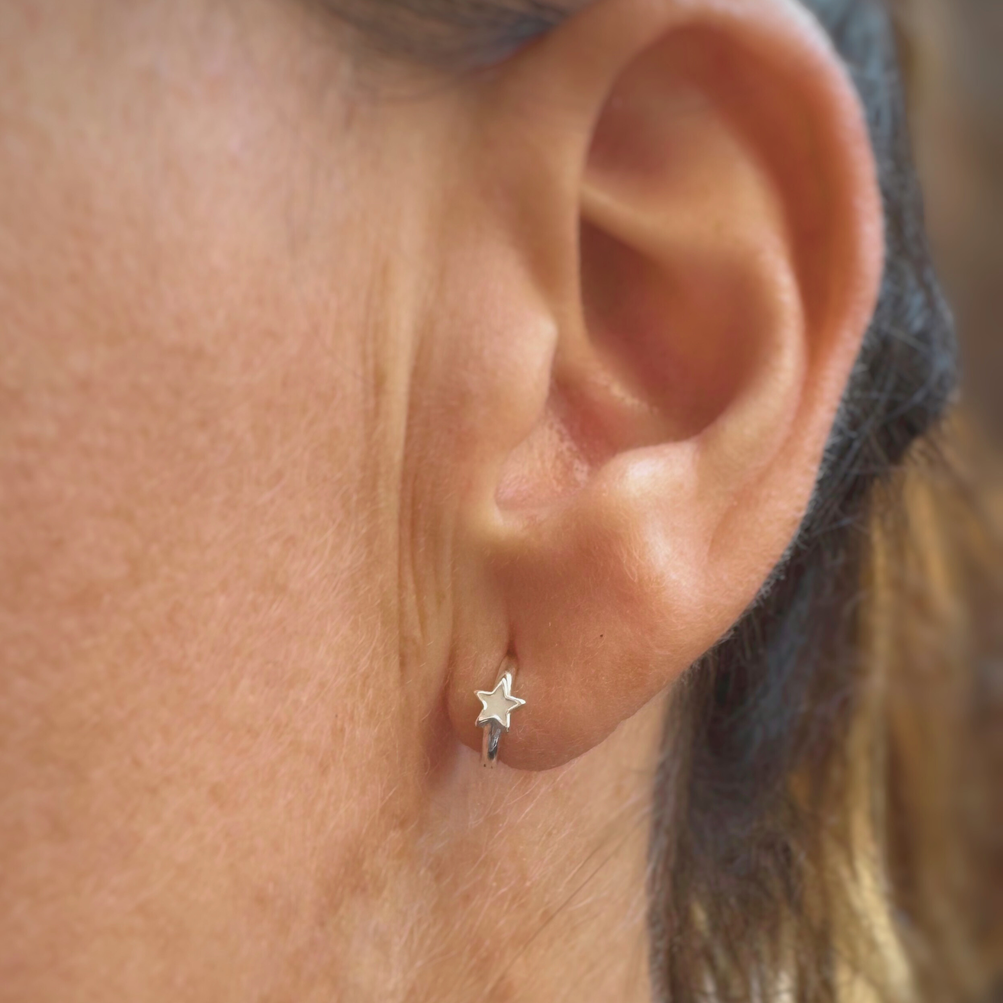 Pendientes de aros con estrellas de leche materna puestos en la oreja, joya maternal personalizada en plata de ley