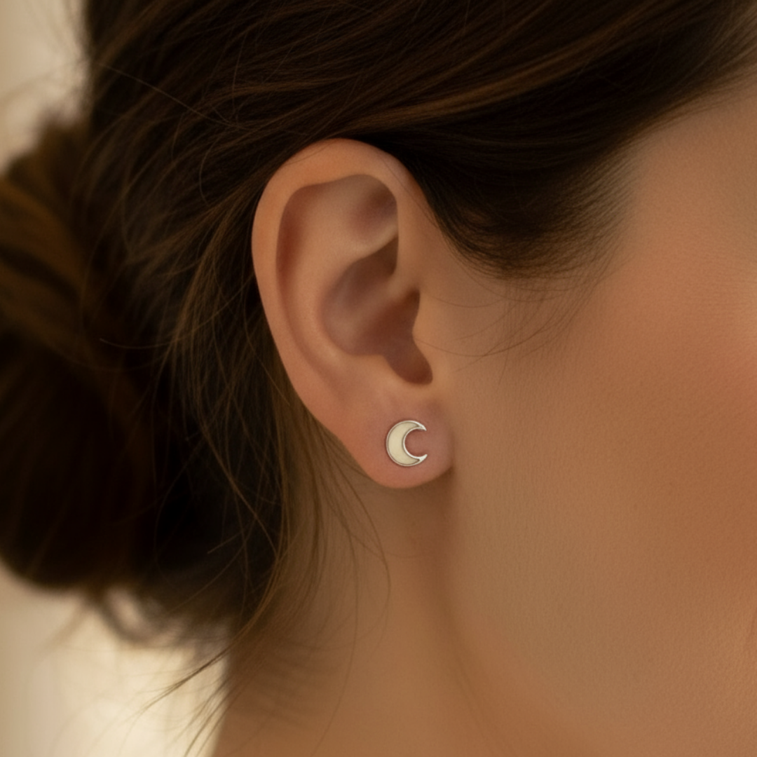 Pendientes con luna de leche materna puestos en la oreja, joya maternal personalizada en plata de ley
