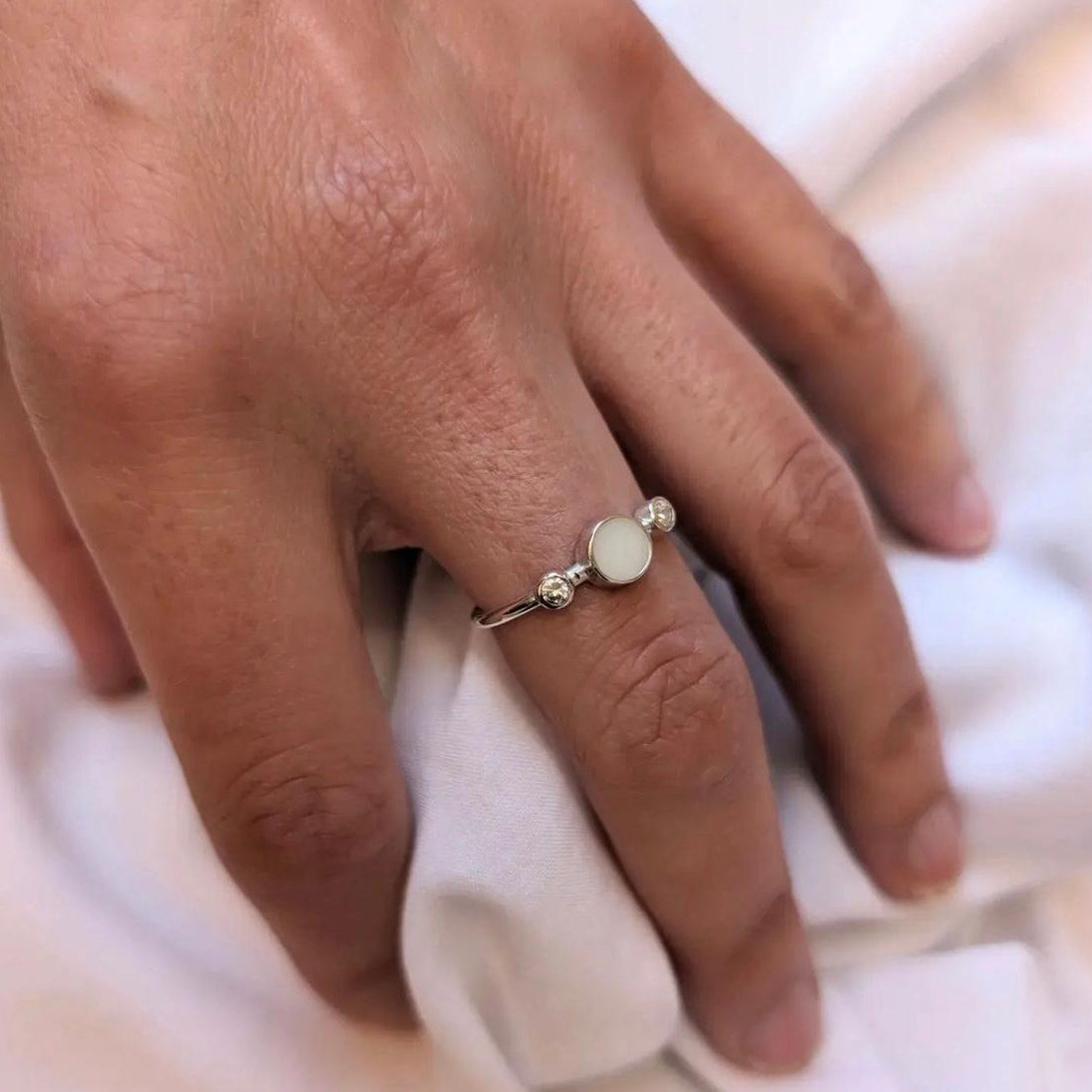 Anillo solitario con circonitas de leche materna
