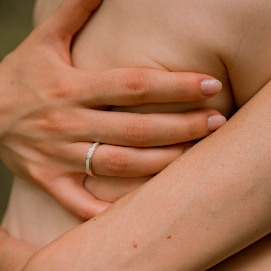 Anillo alianza con circonitas de leche materna