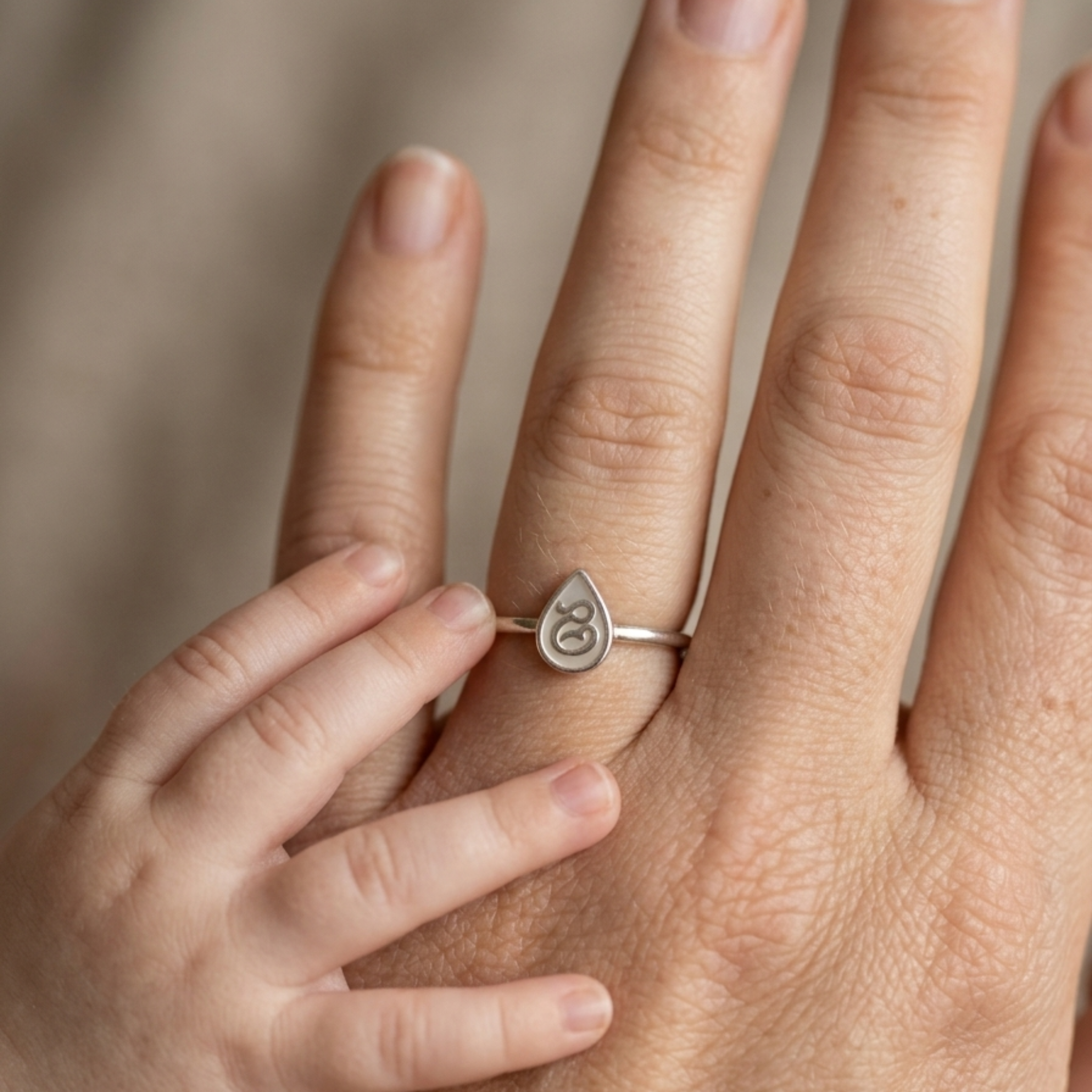 Anillo gota con silueta maternal de Leche materna