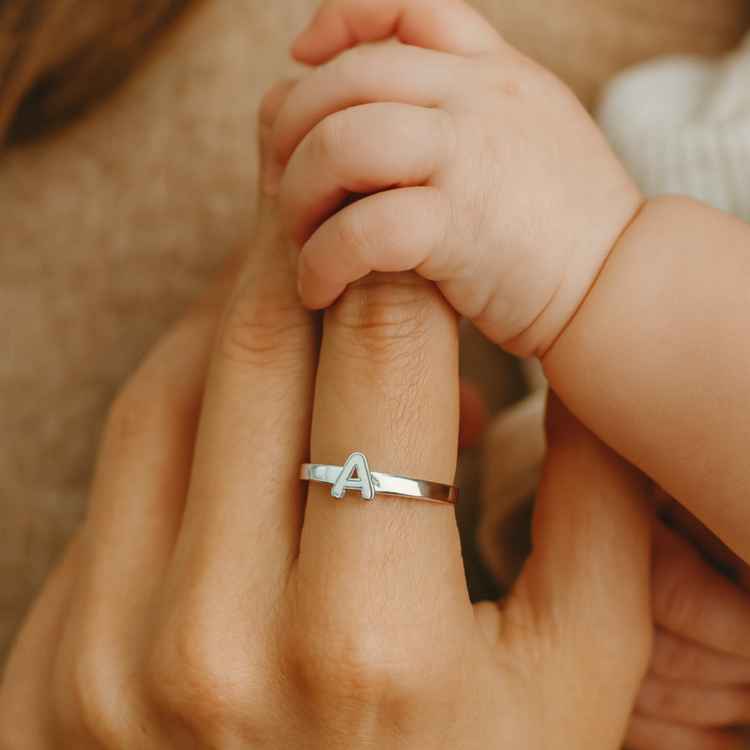 Anillo con inicial personalizada de leche materna