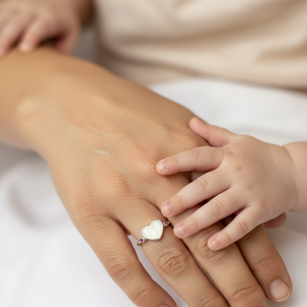 Anillo corazón de leche materna y piedras de nacimiento