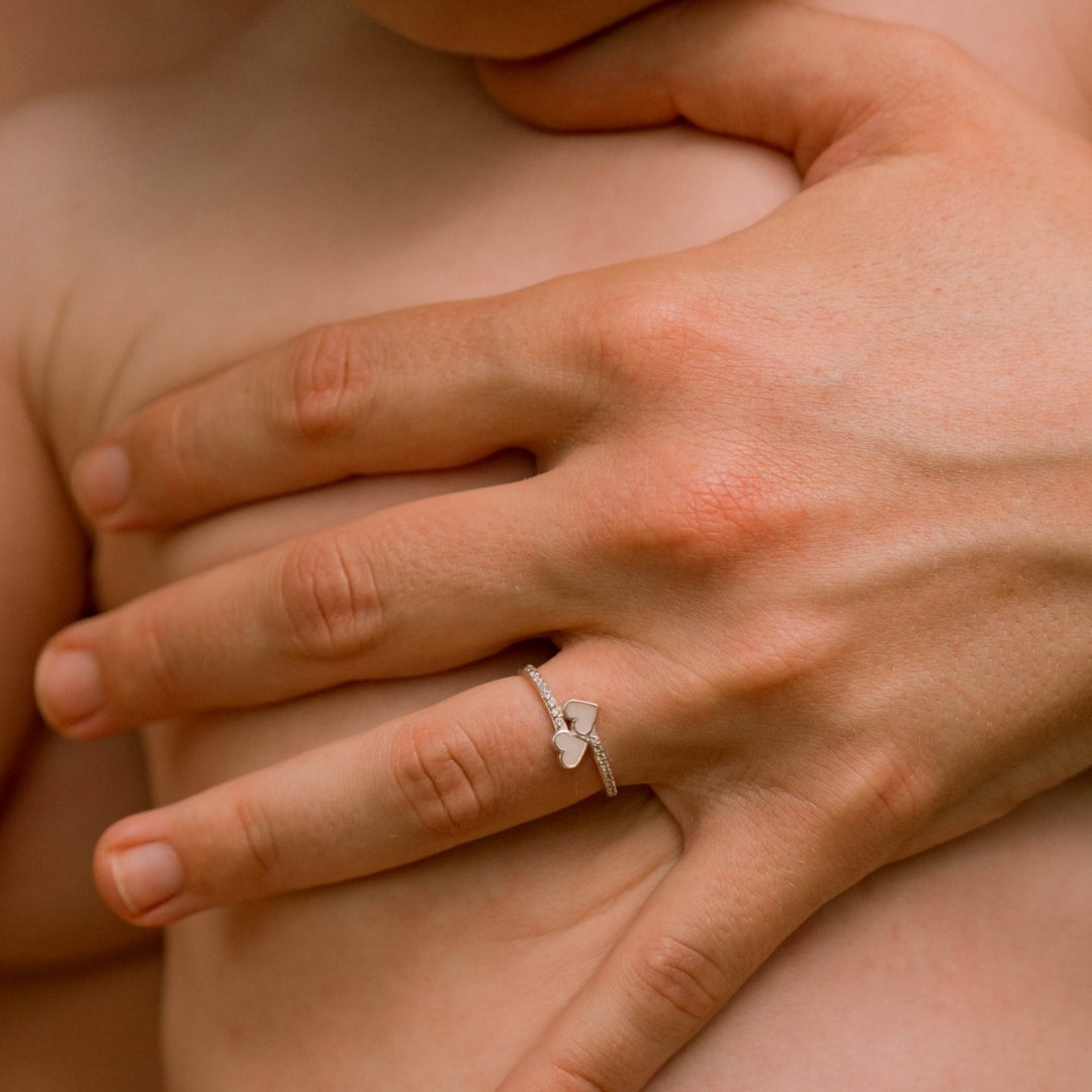 Anillo corazones unidos con circonitas de leche materna