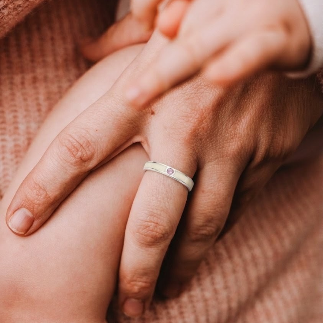 Anillo alianza con piedra de nacimiento de leche materna