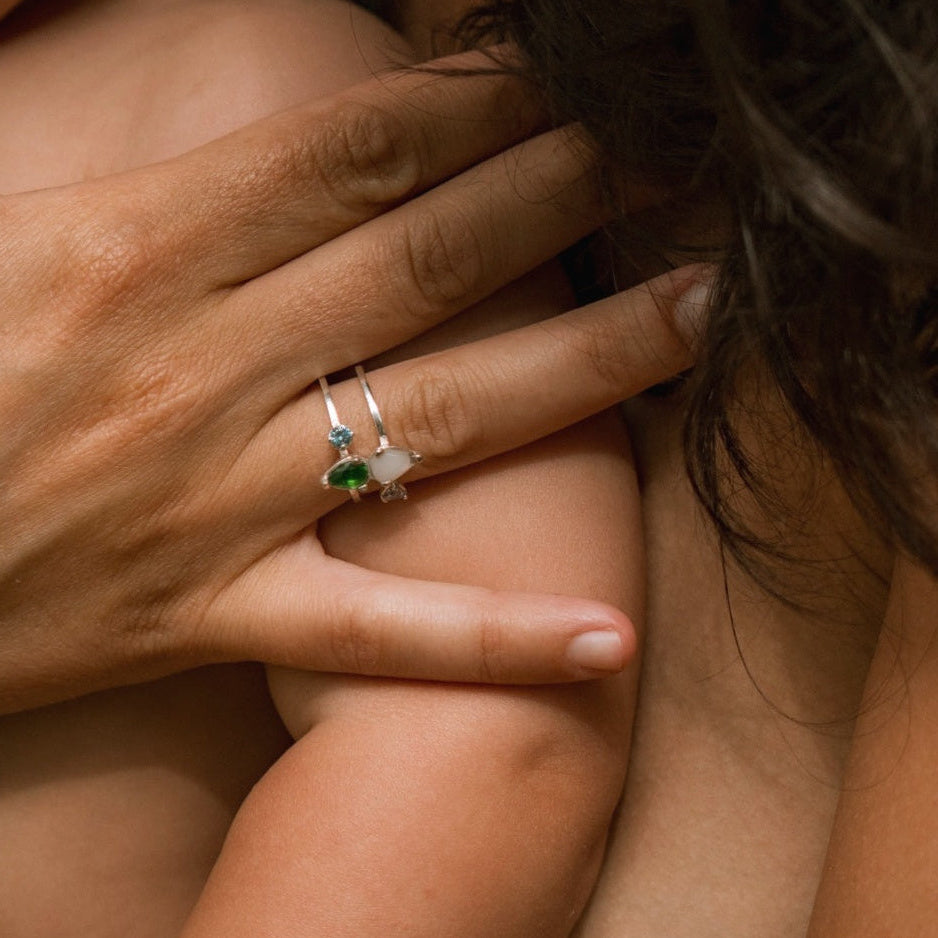 Anillo espiral de leche materna y piedras de nacimiento