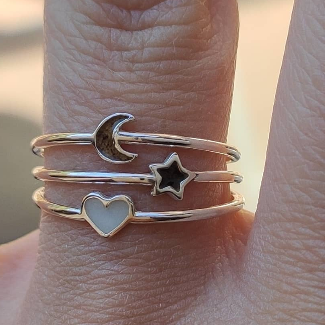 Anillo luna, estrella y corazón, la luna y la estrella, unos símbolos mágico unidos por un triple aro de plata de ley con un corazón representando el amor infinito,personalizalo con tu leche materna, cordón umbilical, pelito...