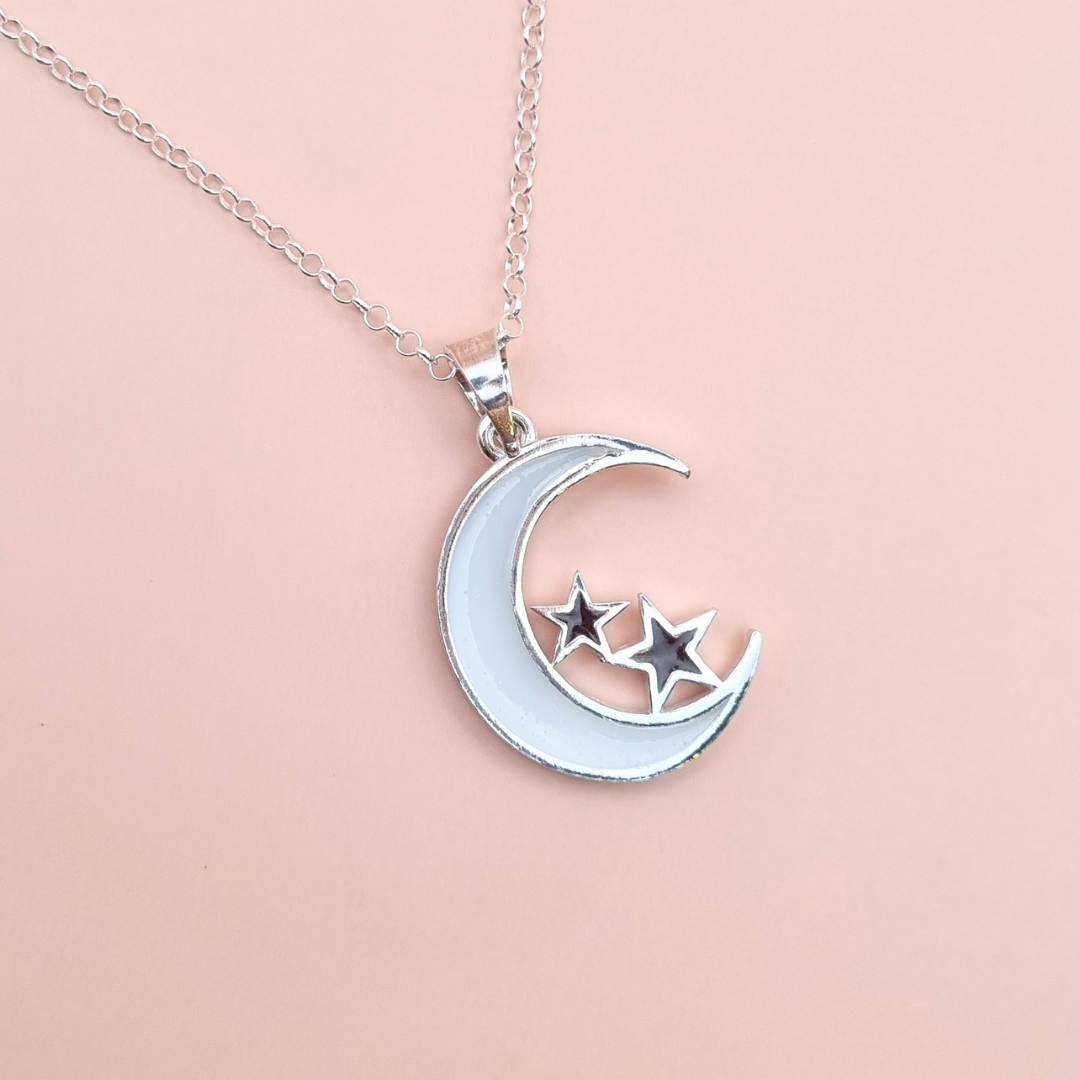 Colgante luna con estrellas, puedes personalizarlo como prefieras, representando dos lactancias, dos cordones diferentes, dientes de leche o el elemento que quieras atesorar para siempre, un símbolo mágico para guardar nuestros recuerdos.