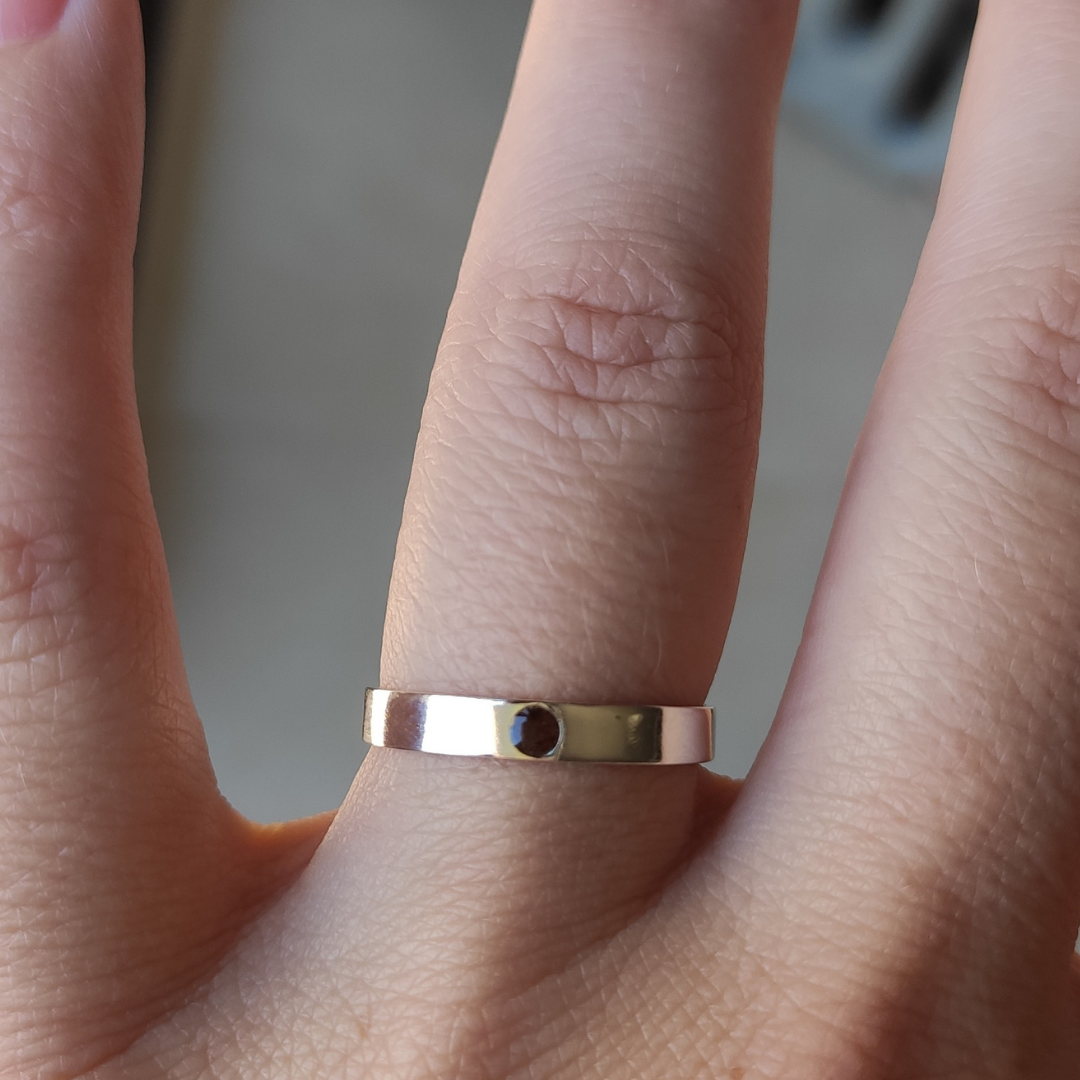 Alianza en plata con piedra central, puedes personalizarla con el recuerdo que prefieras, tu leche materna, cordón umbilical, pelo, un detalle sencillo y elegante