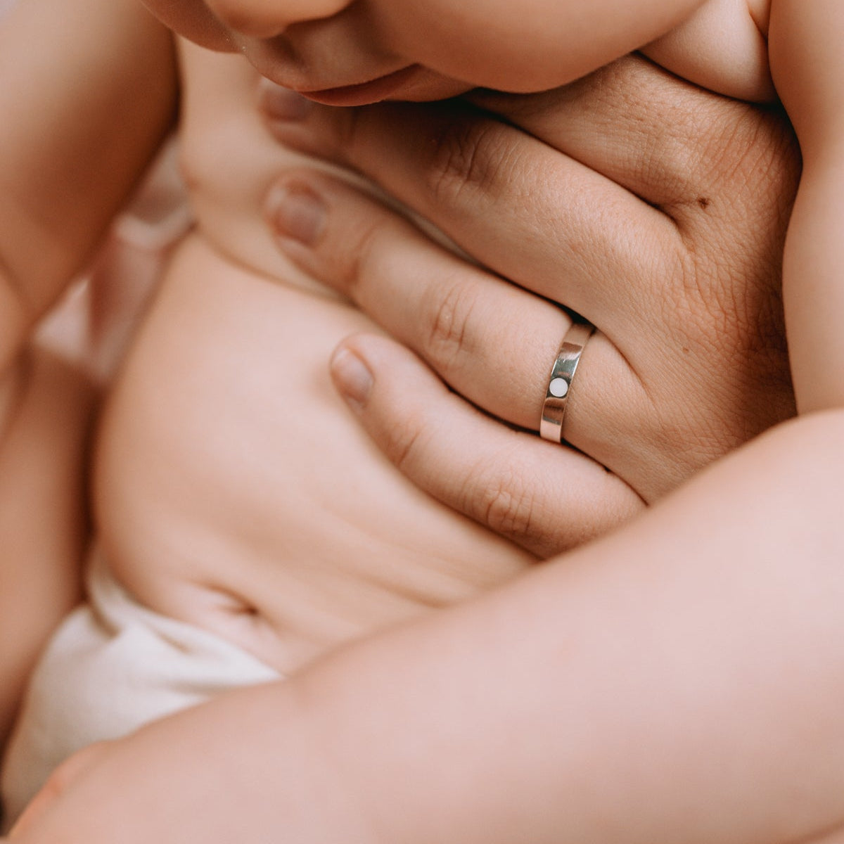 Anillo con círculo de leche materna