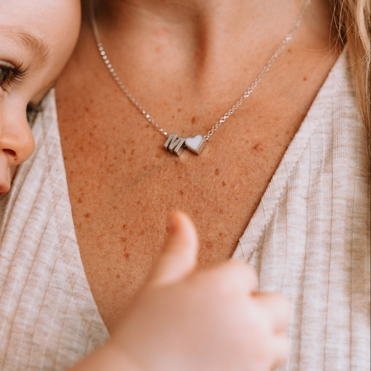 Colgante con inicial personalizada y corazón de leche materna