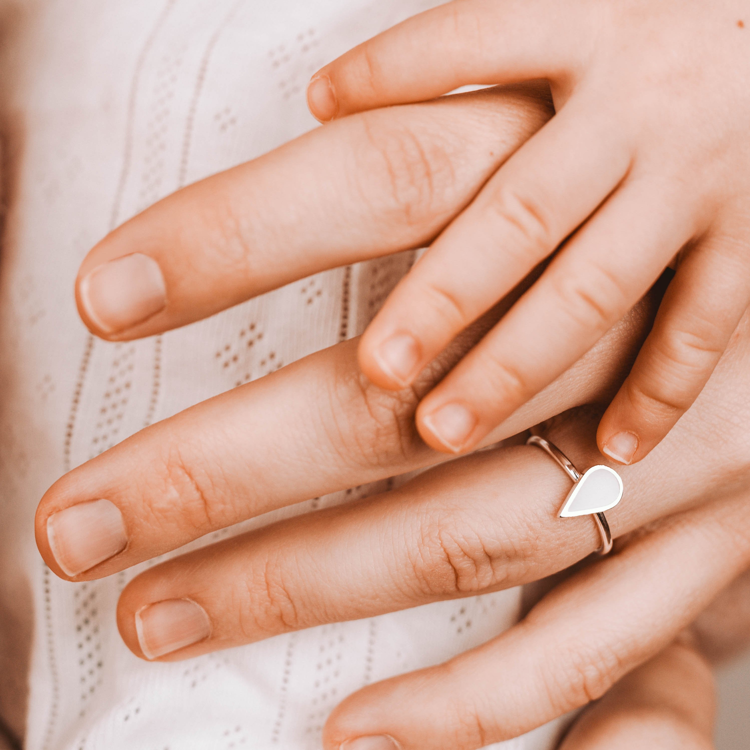 Anillo gota de leche materna