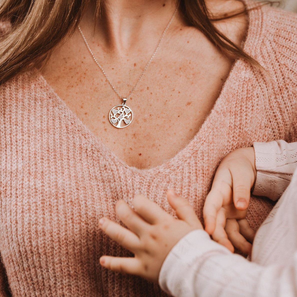 Colgante con forma de árbol con corazones de leche materna puesto en el cuello, joya maternal personalizada
