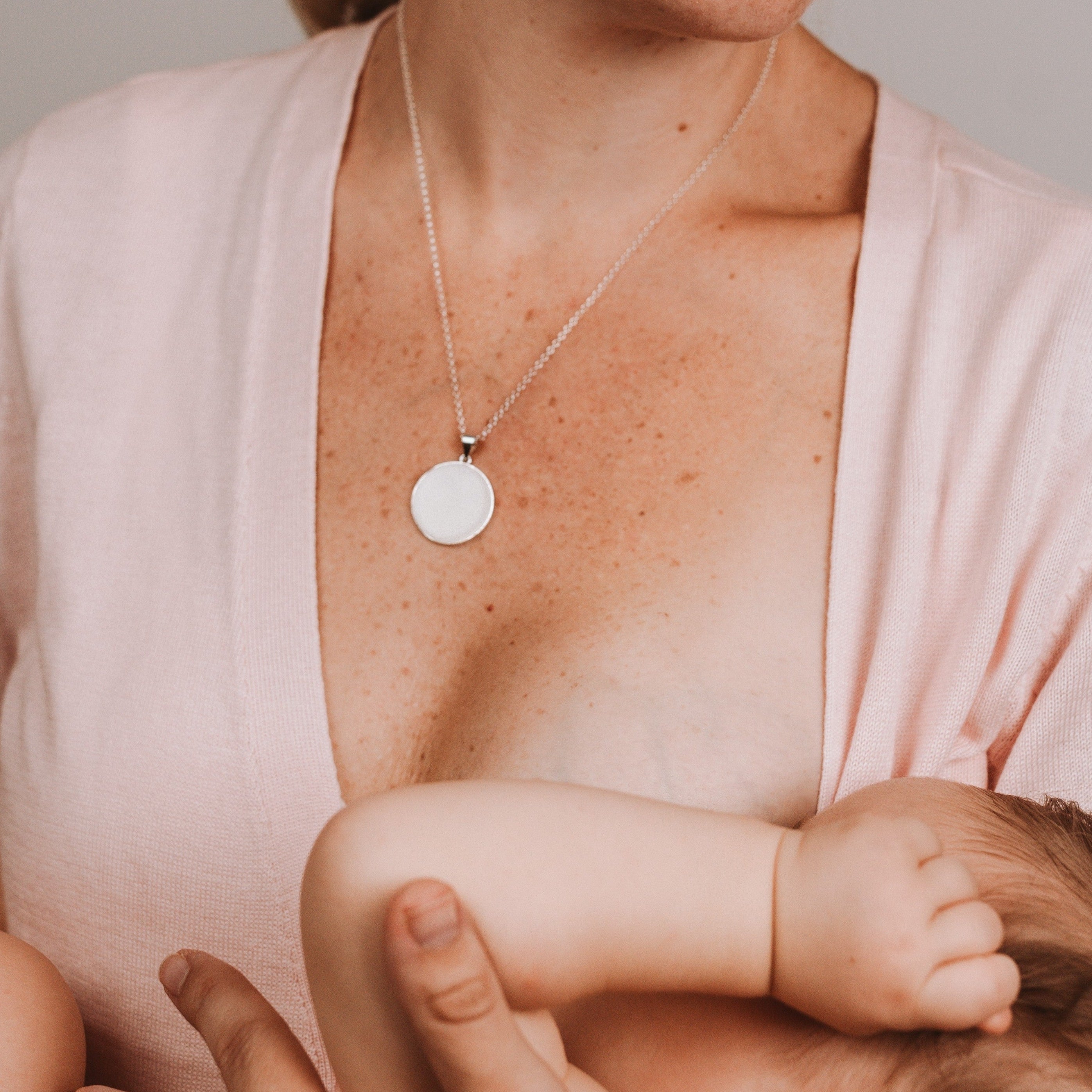 Colgante con forma de círculo de leche materna puesto en el cuello, joya maternal personalizada