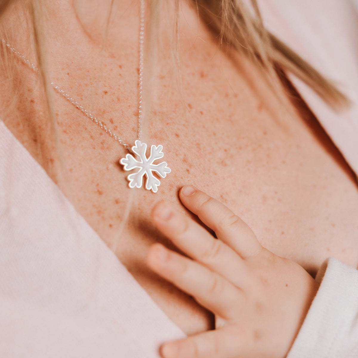 Colgante con forma de copo de nieve de leche materna puesto en el cuello, joya maternal personalizada