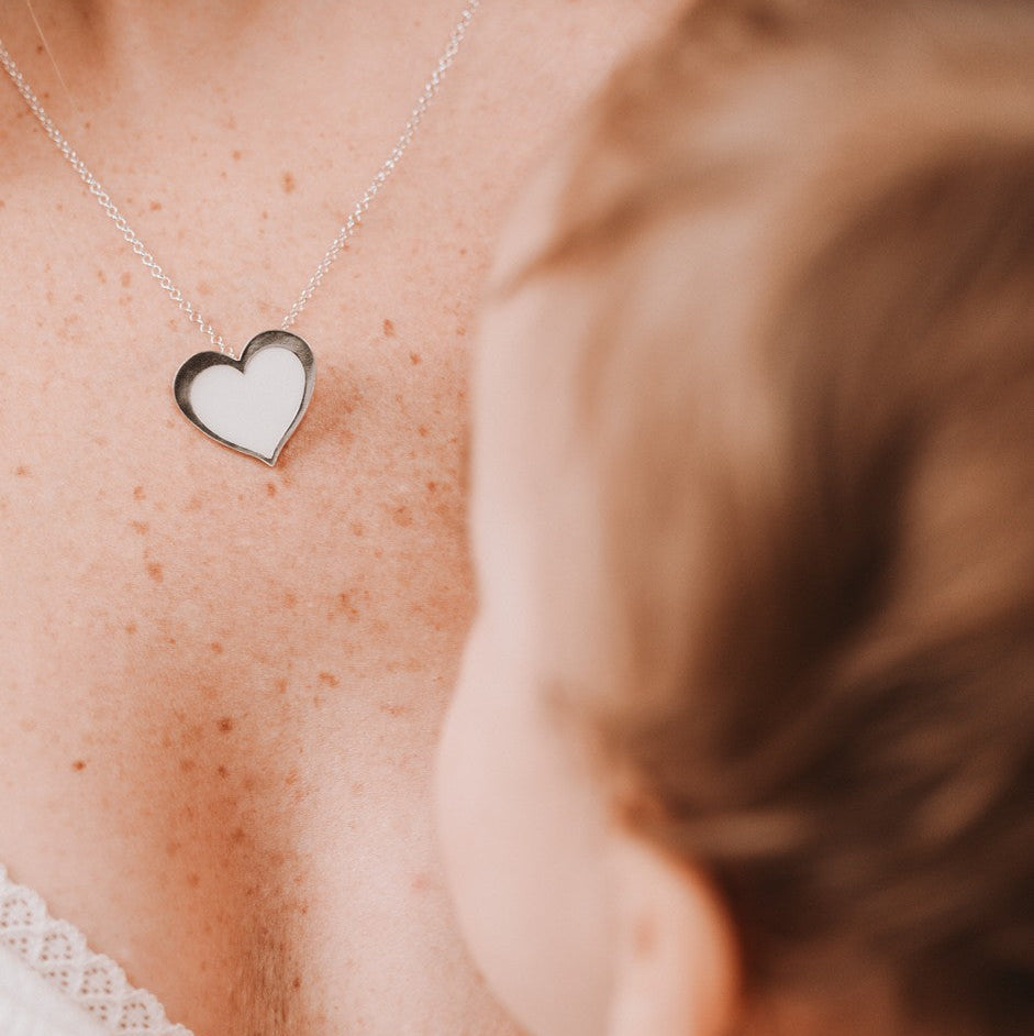 Colgante con forma de corazón de leche materna con borde en plata de ley puesto en el cuello, joya maternal personalizada