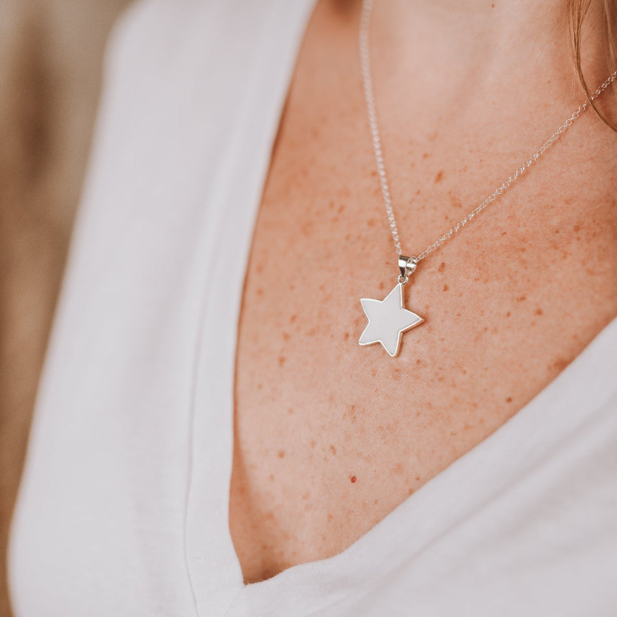Colgante con forma de estrella de leche materna puesto en el cuello, joya maternal personalizada