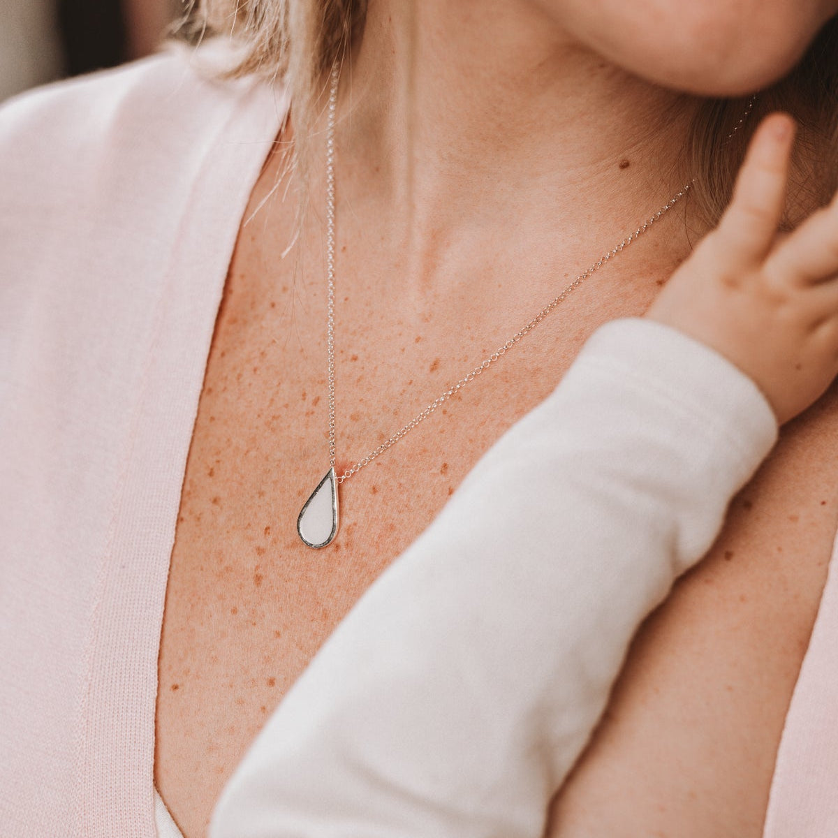 Colgante con forma de gota de leche materna puesto en el cuello, joya maternal personalizada