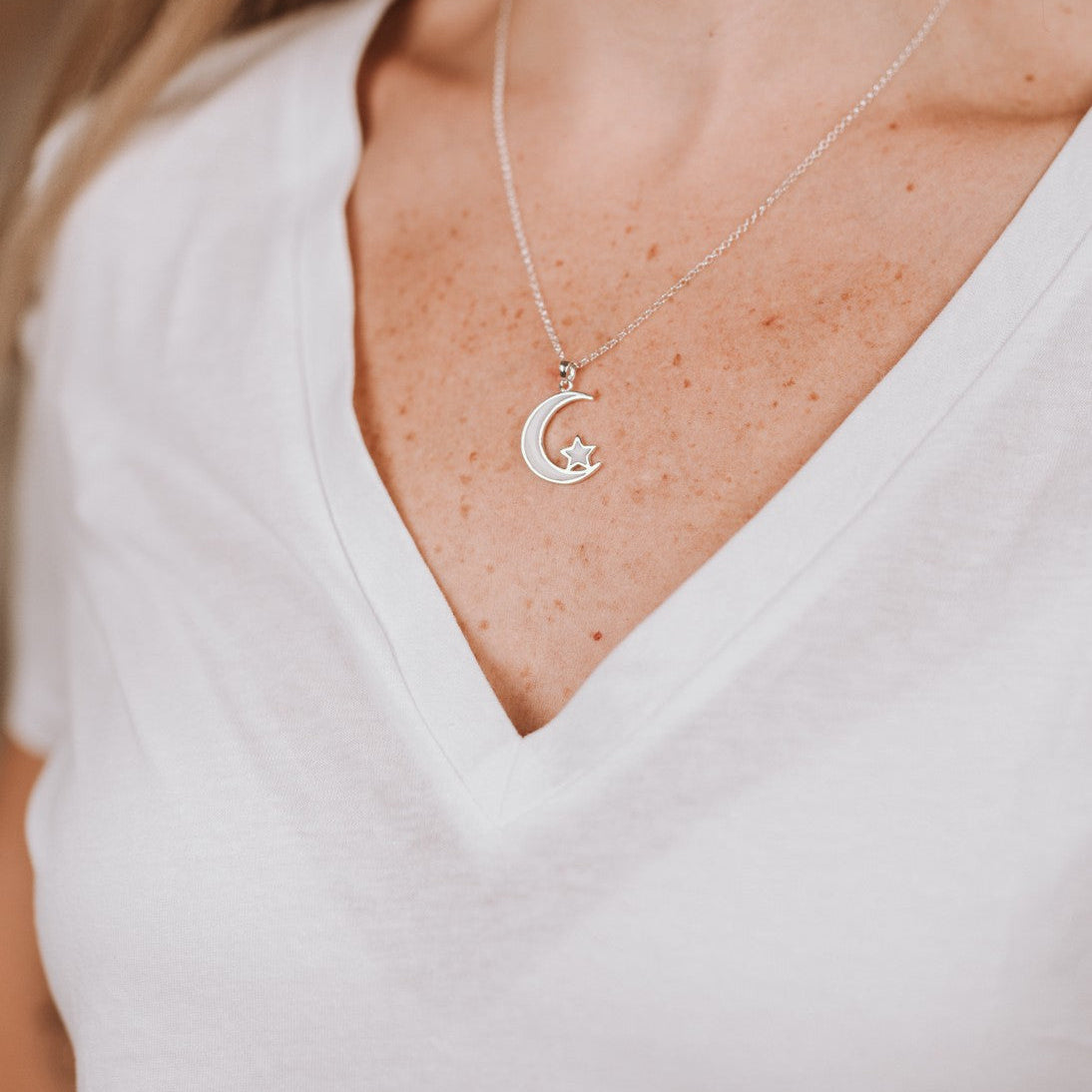 Colgante con forma de luna con estrella de leche materna puesto en el cuello, joya maternal personalizada