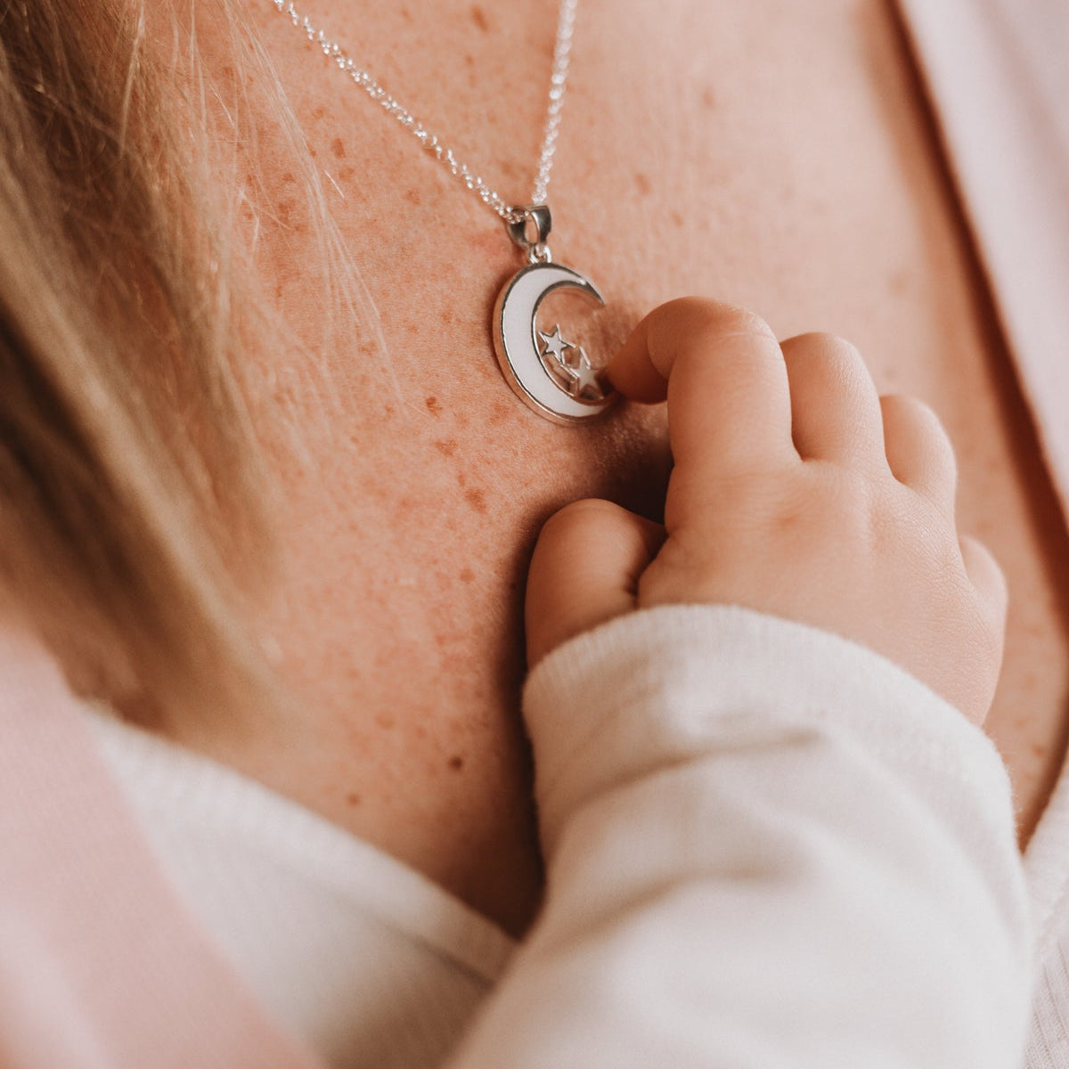 Colgante con forma de luna con dos estrellas de leche materna puesto en el cuello, joya maternal personalizada