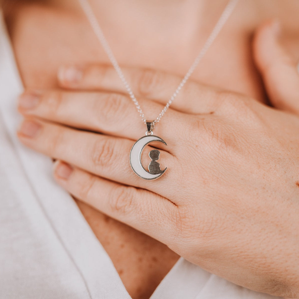 Colgante con forma de luna de leche materna con niño sentado sobre ella, puesto en el cuello, joya maternal personalizada