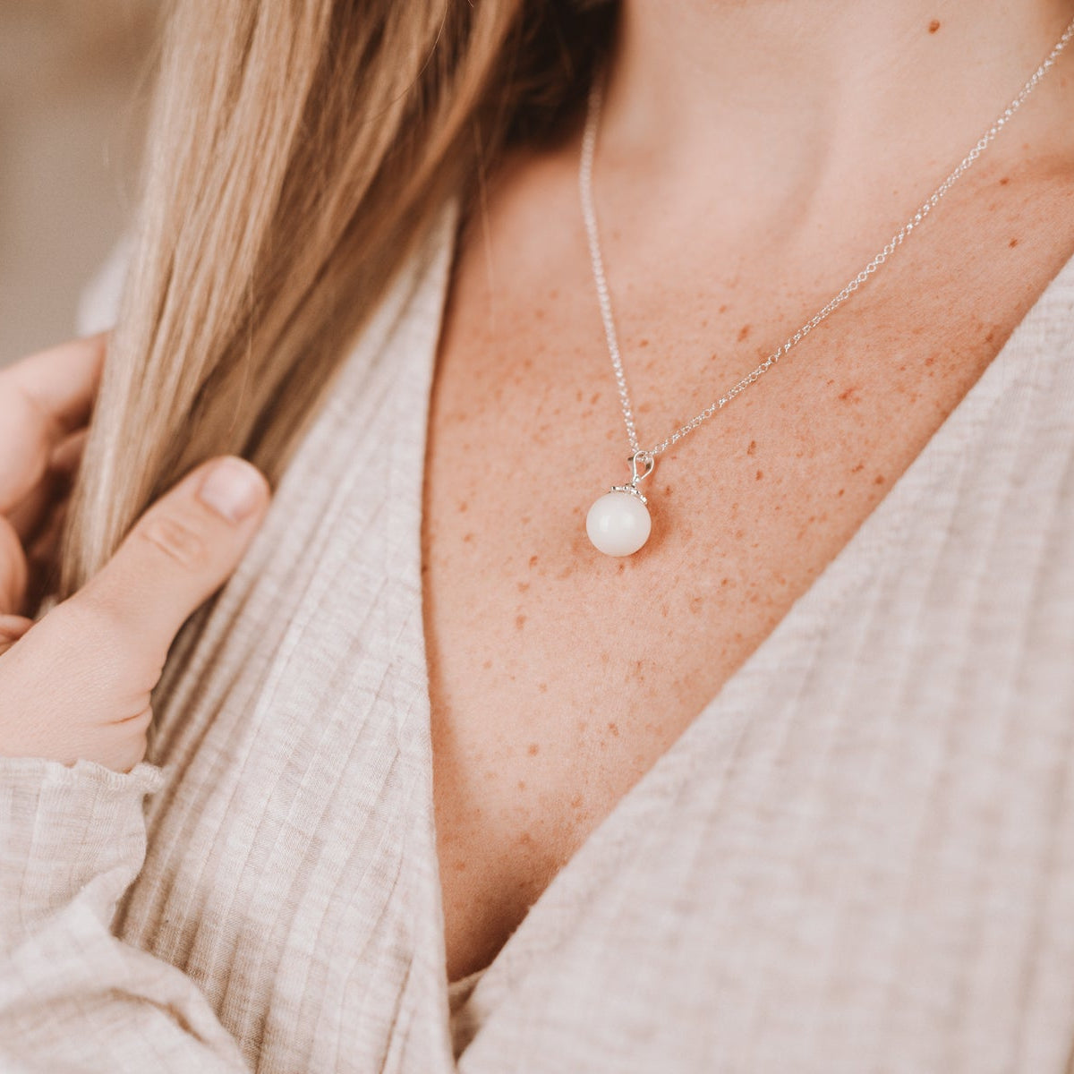 Colgante con forma de perla de leche materna con enganche en plata de ley puesto en el cuello, joya maternal personalizada
