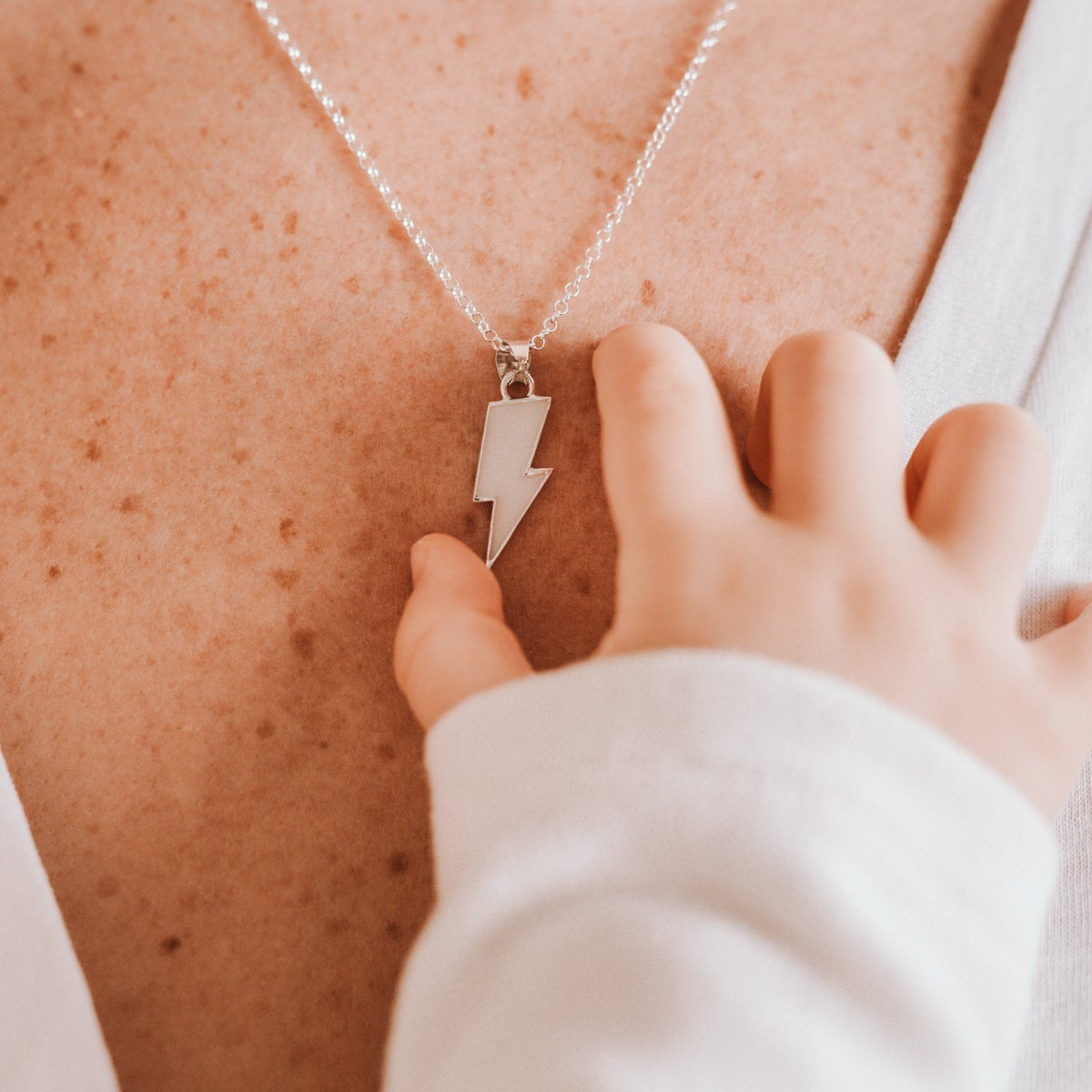 Colgante con forma de rayo de leche materna puesto en el cuello, joya maternal personalizada