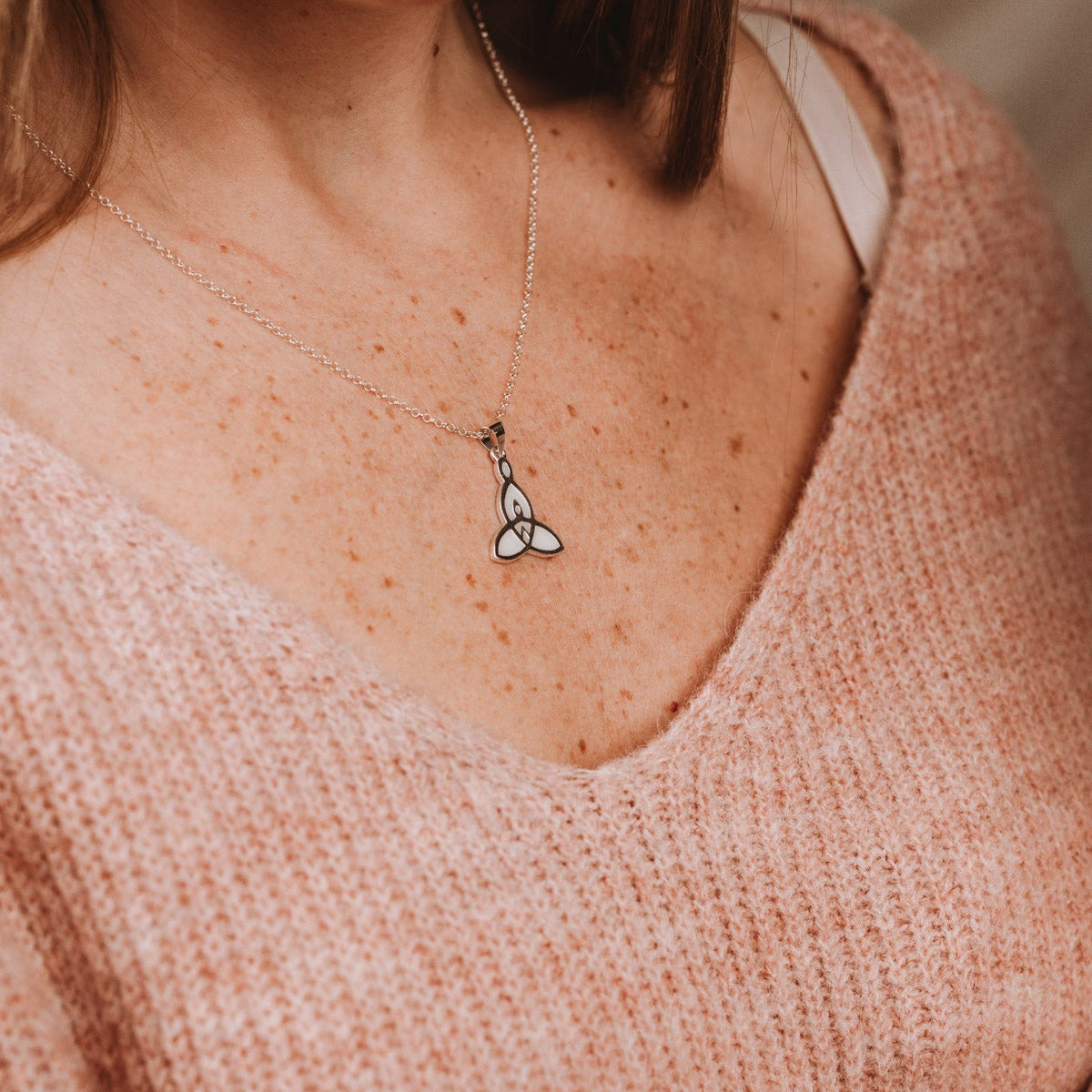 Colgante con forma de símbolo celta representando dos hijos en su interior de leche materna puesto en el cuello, joya maternal personalizada