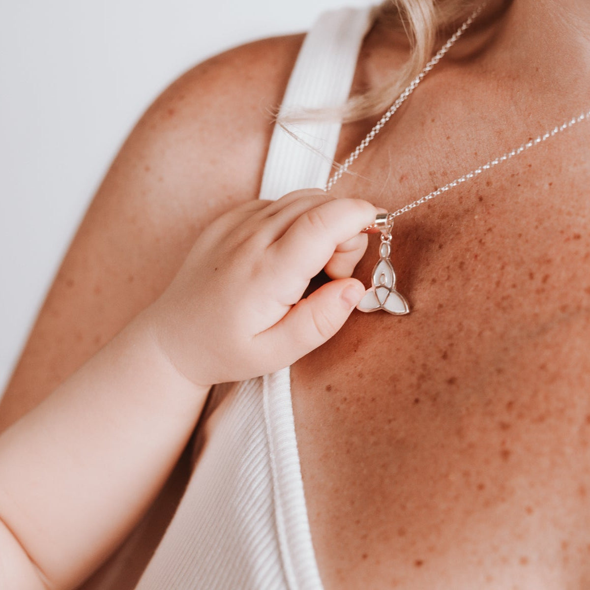 Colgante con forma de símbolo celta de leche materna puesto en el cuello, joya maternal personalizada