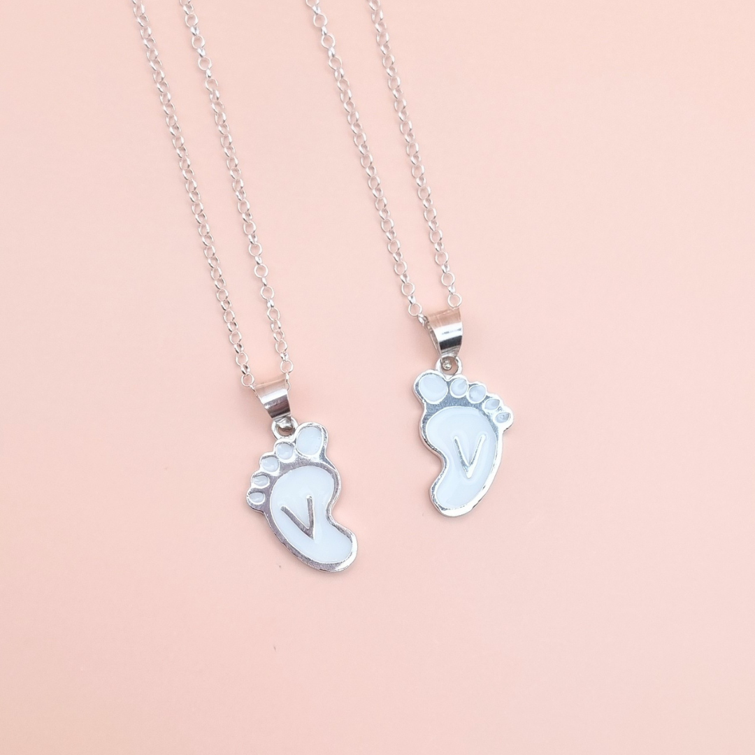 Colgantes con forma de piececitos de leche materna con inicial V en plata de ley, joya maternal personalizada hecha a mano