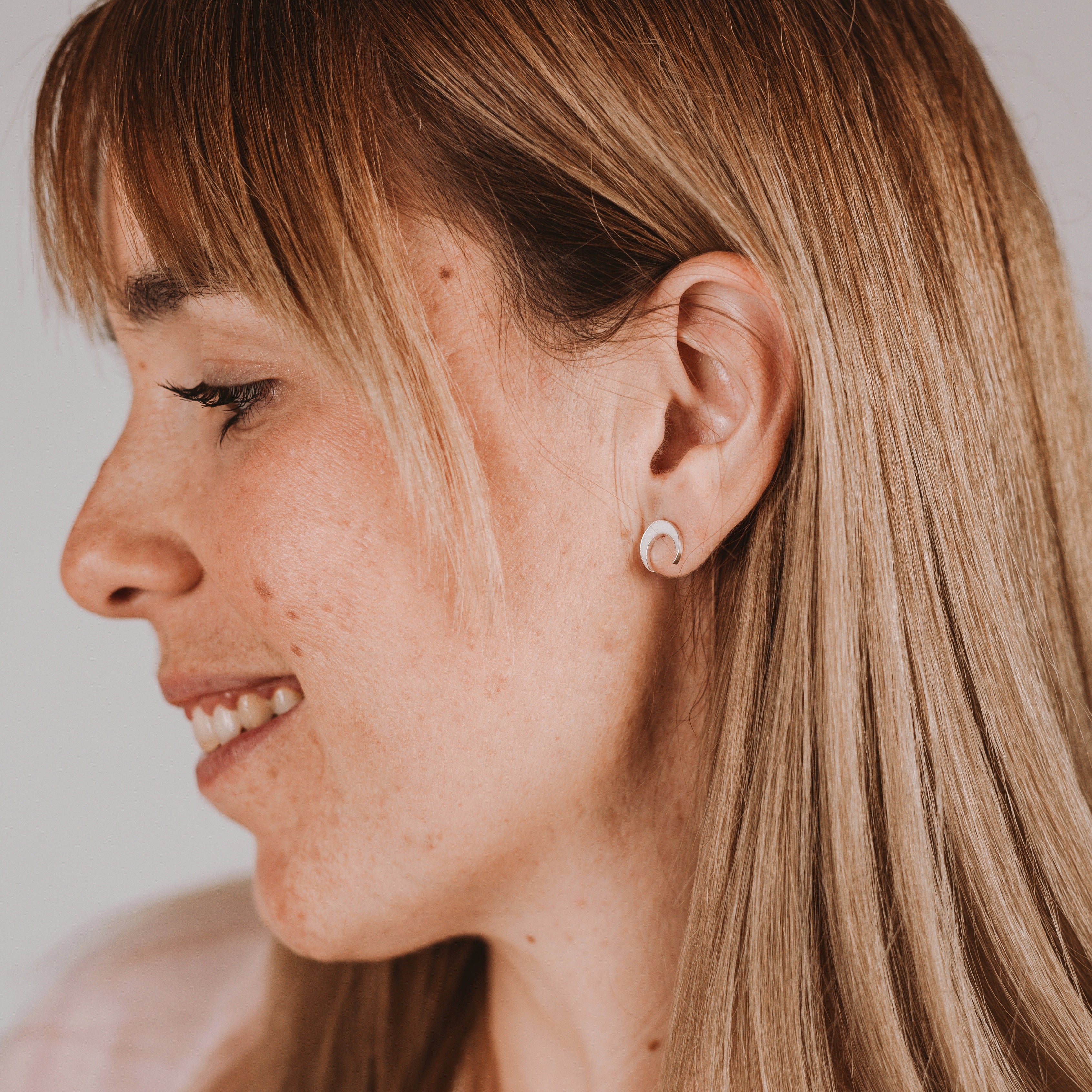 Pendientes con luna invertida de leche materna puestos en la oreja, joya maternal personalizada en plata de ley